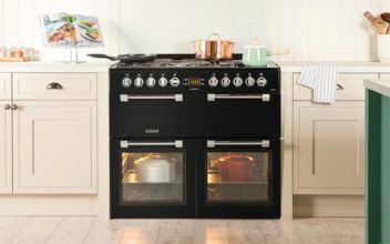 Range cooker as centrepiece in a modern kitchen
